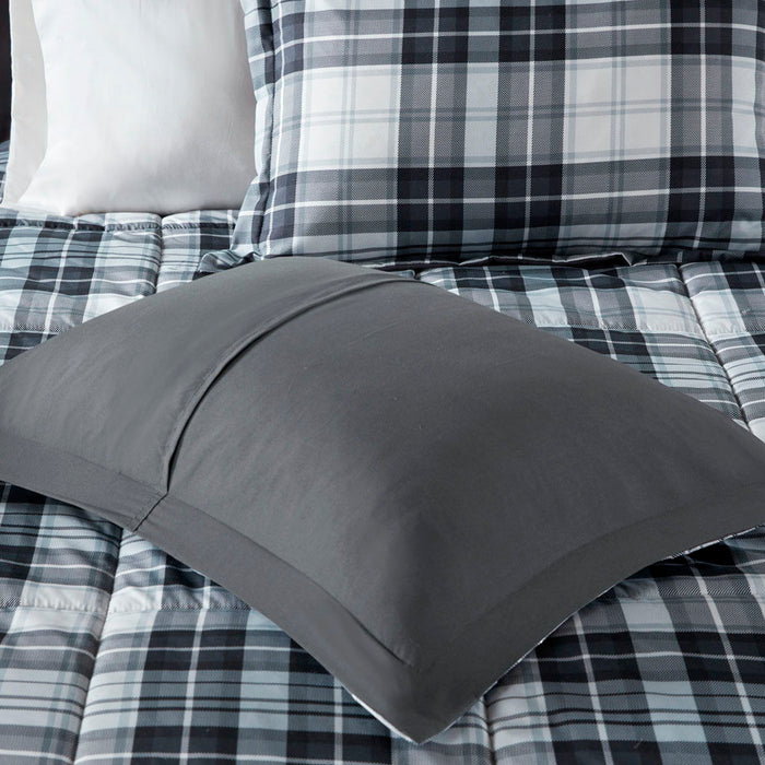 Parkston - King 3M Scotchgard Down Alternative All Season Comforter Set - Black / White