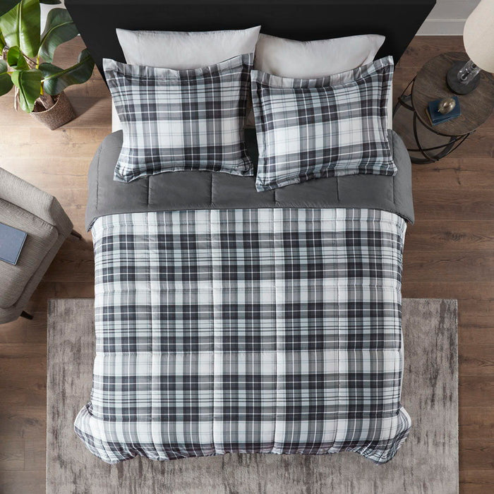 Parkston - King 3M Scotchgard Down Alternative All Season Comforter Set - Black / White