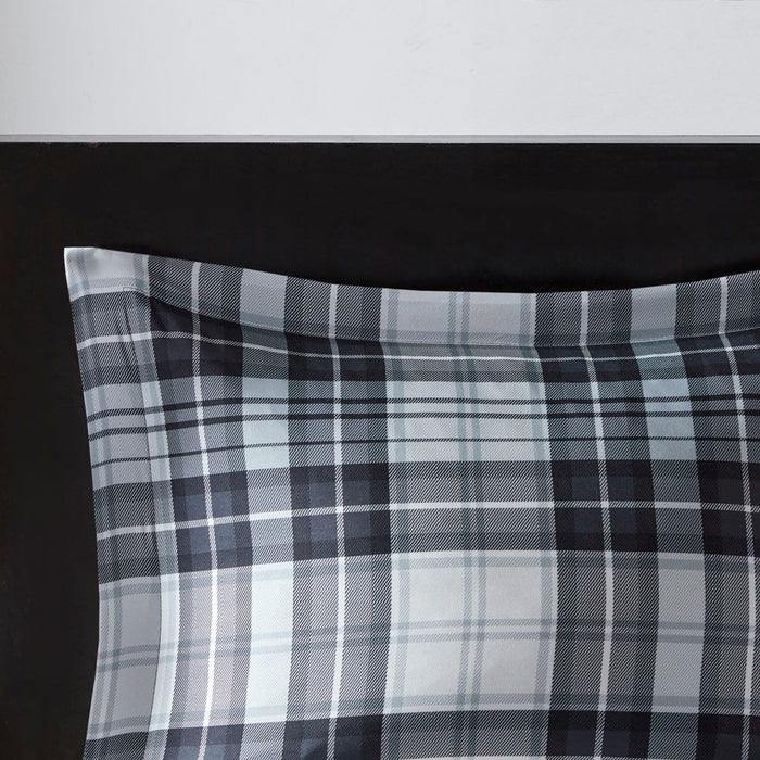 Parkston - King 3M Scotchgard Down Alternative All Season Comforter Set - Black / White
